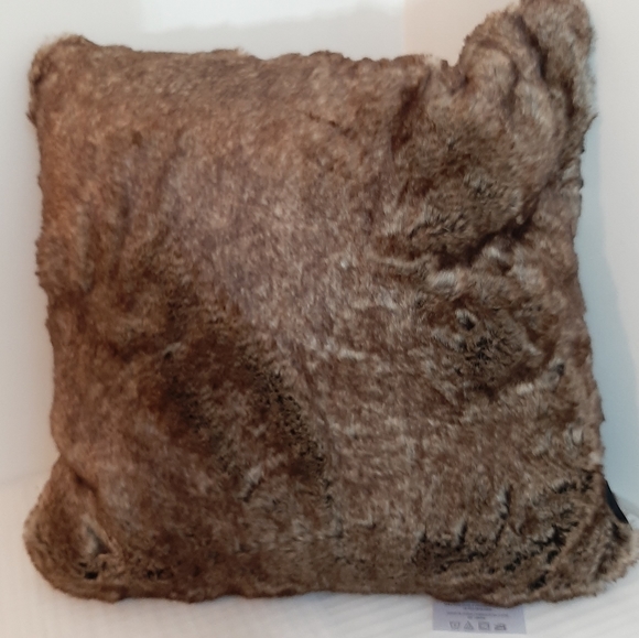 TAHARI 20 Faux Fur Decorative Pillow